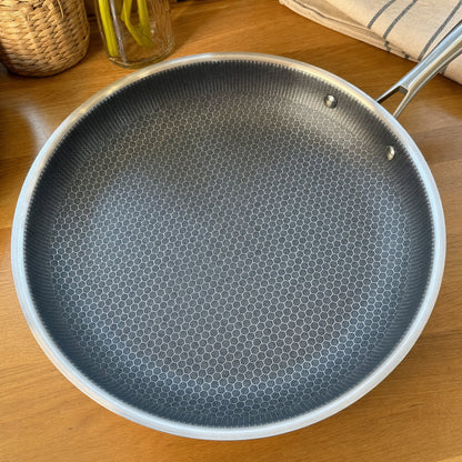 Verdelisse Stainless Steel Frying Pan, close-up of the honeycomb non-stick surface